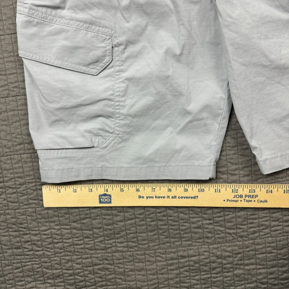Under Armour HeatGear Mens 34 Cargo Shorts Gray Loose Fit Performance Minimalist